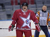 Президент Белоруссии Александр Лукашенко во время товарищеского хоккейного матча между командами "Звезды НХЛ 1" и "Звезды НХЛ 2" в Ледовом дворце "Большой" в Сочи Президент Белоруссии Александр Лукашенко во время товарищеского хоккейного матча между командами "Звезды НХЛ 1" и "Звезды НХЛ 2" в Ледовом дворце "Большой" в Сочи