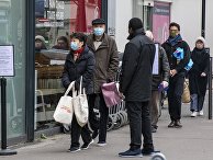 Люди стоят в очереди возле продуктового магазина в Париже Люди стоят в очереди возле продуктового магазина в Париже
