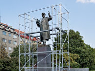 Закрытый памятник маршалу Коневу в Праге Закрытый памятник маршалу Коневу в Праге