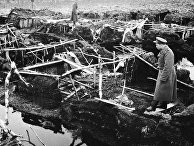 Члены комиссии по расследованию гитлеровских злодеяний в годы Второй Мировой войны осматривают территорию бывшего концлагеря близ города Тромсё на побережье Северного Ледовитого океана. Несколько тысяч советских военнопленных с Карельского фронта и Северного флота нашли здесь свою смерть. Их не расстреливали и не душили газом — их убивали арктическим холодом. Пленных держали под открытым небом. Мороз в этих местах доходит до 45 градусов по Цельсию. Члены комиссии по расследованию гитлеровских злодеяний в годы Второй Мировой войны осматривают территорию бывшего концлагеря близ города Тромсё на побережье Северного Ледовитого океана. Несколько тысяч советских военнопленных с Карельского фронта и Северного флота нашли здесь свою смерть. Их не расстреливали и не душили газом — их убивали арктическим холодом. Пленных держали под открытым небом. Мороз в этих местах доходит до 45 градусов по Цельсию.