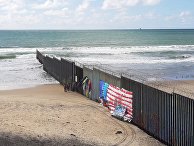 Пограничная стена США со стороны мексиканского города Тихуаны Пограничная стена США со стороны мексиканского города Тихуаны