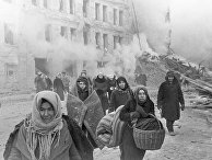 Жители блокадного Ленинграда выходят из бомбоубежища после отбоя тревоги. Жители блокадного Ленинграда выходят из бомбоубежища после отбоя тревоги.