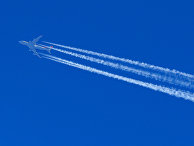 Самолет Boeing 747-467 в небе над Москвой Самолет Boeing 747-467 в небе над Москвой