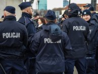 Сотрудники полиции на улице в Варшаве Сотрудники полиции на улице в Варшаве
