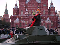Женщина на Красной площади в Москве, где прошел посвященный 77-летию военного парада 1941 года марш Женщина на Красной площади в Москве, где прошел посвященный 77-летию военного парада 1941 года марш