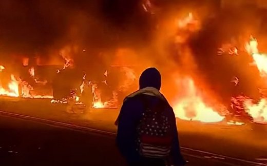 США пылают из-за убийства чернокожего США пылают из-за убийства чернокожего