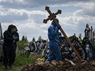Похороны умершего от коронавируса в Черновцах, Украина Похороны умершего от коронавируса в Черновцах, Украина
