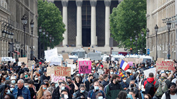 Участники акции протеста против полицейского насилия и расового неравенства возле посольства США в Париже