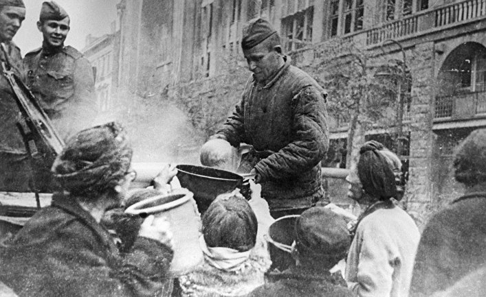 Советские полевые кухни в Берлине кормят голодных горожан. Великая Отечественная война (1941-1945).