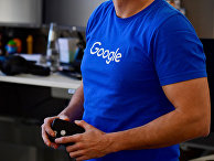 Сотрудник Google в офисе компании в Берлине Сотрудник Google в офисе компании в Берлине