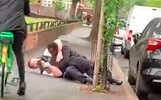 В Лондоне полицейского избили, сделали селфи и станцевали джигу В Лондоне полицейского избили, сделали селфи и станцевали джигу