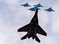 Истребители МиГ-29 и Су-30СМ пилотажных групп "Русские витязи" и "Стрижи" Истребители МиГ-29 и Су-30СМ пилотажных групп "Русские витязи" и "Стрижи"