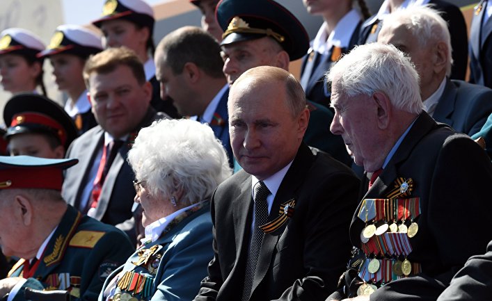 Президент РФ Владимир Путин во время военного парада в ознаменование 75-летия Победы Президент РФ Владимир Путин во время военного парада в ознаменование 75-летия Победы