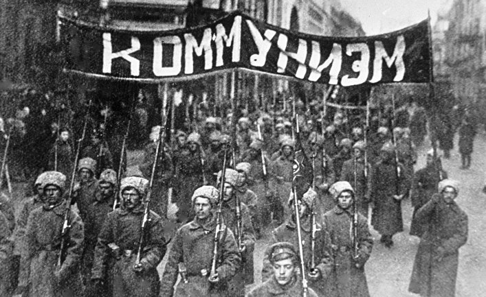 Колонна солдат идет с транспарантом по Никольской улице