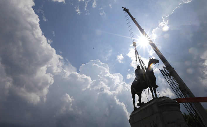 1 июля 2020. В Ричмонде, Вирджиния, сносят памятник генералу-конфедерату Томасу Джонатану «Стоунволлу» Джексону