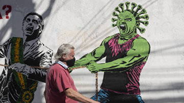 Граффити в Сан-Паулу, Бразилия, изображающее коронавирус, хватающий президента страны Жаира Болсонару
