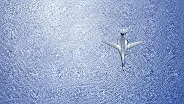 Бомбардировщик B-1B Lancer ВВС США летит над морем