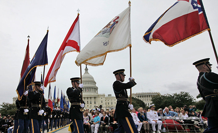 Военнослужащие во время торжественной церемонии в Вашингтоне