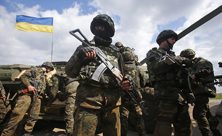 Украинские военные на линии разграничения в Донбассе