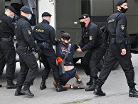 Возле ЦИК Белоруссии выстроилась очередь граждан для подачи обращений Возле ЦИК Белоруссии выстроилась очередь граждан для подачи обращений