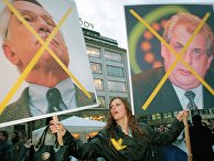Женщина держит плакат портретами Вацлава Клауса и Милоша Земана во время митинга на Вацлавской площади в Праге Женщина держит плакат портретами Вацлава Клауса и Милоша Земана во время митинга на Вацлавской площади в Праге