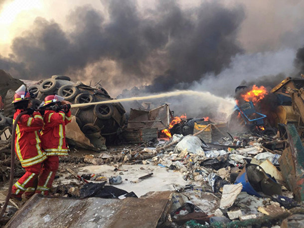 Пожарные тушат пожар на месте взрыва в Бейруте, Ливан