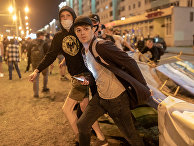 Демонстранты устанавливают баррикады на улице во время митинга после президентских выборов в Минске Демонстранты устанавливают баррикады на улице во время митинга после президентских выборов в Минске