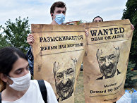 Люди с плакатами, изображающими президента Белоруссии Александра Лукашенко во время акции протеста в Минске Люди с плакатами, изображающими президента Белоруссии Александра Лукашенко во время акции протеста в Минске
