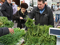 Покупатель приобретает укроп на ярмарке местных сельхозпроизводителей в Калининграде Покупатель приобретает укроп на ярмарке местных сельхозпроизводителей в Калининграде