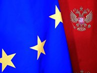 Флаг Евросоюза на фоне стены с гербом РФ Флаг Евросоюза на фоне стены с гербом РФ