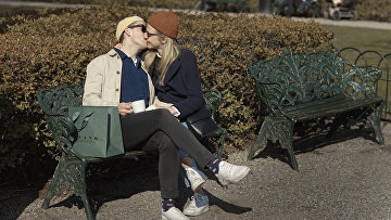 Парочка целуется в парке во время пандемии коронавируса, Стокгольм, Швеция