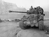 Британский танк Sherman у реки Маас в Намюре в декабре 1944 года Британский танк Sherman у реки Маас в Намюре в декабре 1944 года