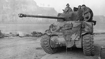 Британский танк Sherman у реки Маас в Намюре в декабре 1944 года