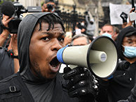 Британский актер Джон Бойега во время акции протеста BLM в Лондоне Британский актер Джон Бойега во время акции протеста BLM в Лондоне