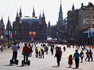 Жители Москвы на Тверской улице Жители Москвы на Тверской улице