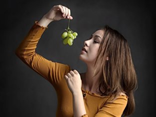 Девушка ест виноград Девушка ест виноград