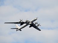 Противолодочный самолет ТУ-142 во время праздничного парада в День Военно-морского флота РФ на главной базе Северного флота в Североморске Противолодочный самолет ТУ-142 во время праздничного парада в День Военно-морского флота РФ на главной базе Северного флота в Североморске