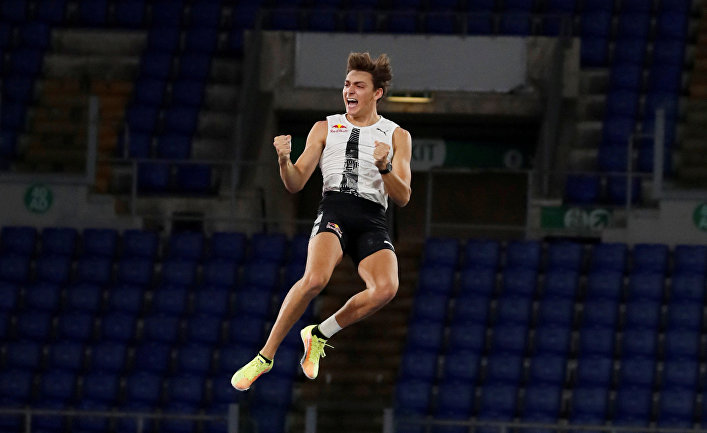17 сентября 2020. Арман Дюплантис берет высоту во время соревнований в прыжках с шестом на этапе Бриллиантовой лиги в Риме, Италия
