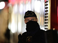 Сотрудник полиции на улице в Стокгольме, Швеция Сотрудник полиции на улице в Стокгольме, Швеция