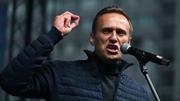 Алексей Навальный выступает на согласованном митинге в поддержку фигурантов 