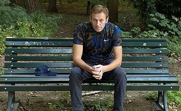 23 сентября 2020. Алексей Навальный сидит на скамейке в Берлине, Германия 23 сентября 2020. Алексей Навальный сидит на скамейке в Берлине, Германия