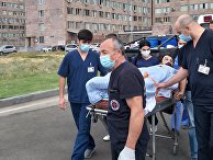 Журналистов, раненных при освещении боевых действий в Нагорном Карабахе, перевозят из медицинского центра "Эребуни" в аэропорт Журналистов, раненных при освещении боевых действий в Нагорном Карабахе, перевозят из медицинского центра "Эребуни" в аэропорт