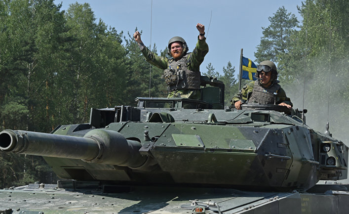 Танкисты на танке Stridsvagn 122, Швеция Танкисты на танке Stridsvagn 122, Швеция