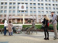Люди несут цветы к месту самосожжения журналистки И. Славиной Люди несут цветы к месту самосожжения журналистки И. Славиной