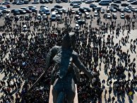 Участники акции протеста на центральной площади в Бишкеке Участники акции протеста на центральной площади в Бишкеке