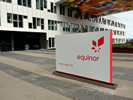 Логотип норвежской компании Equinor в штаб-квартире компании в Форнебу, Норвегия Логотип норвежской компании Equinor в штаб-квартире компании в Форнебу, Норвегия