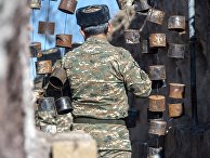 Военнослужащий на армяно-азербайджанской границе. Военнослужащий на армяно-азербайджанской границе.