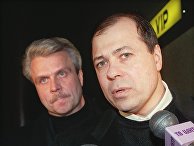 Сергей Михайлов в сопровождении адвоката в аэропорту Шереметьево в Москве Сергей Михайлов в сопровождении адвоката в аэропорту Шереметьево в Москве
