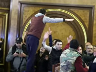 Разъяренная толпа врывается в здание армянского парламента после того, как премьер-министр соглашается на договор по Нагорному Карабах Разъяренная толпа врывается в здание армянского парламента после того, как премьер-министр соглашается на договор по Нагорному Карабах