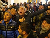 Участники акции протеста в одном из залов в здании парламента Армении в Ереване Участники акции протеста в одном из залов в здании парламента Армении в Ереване